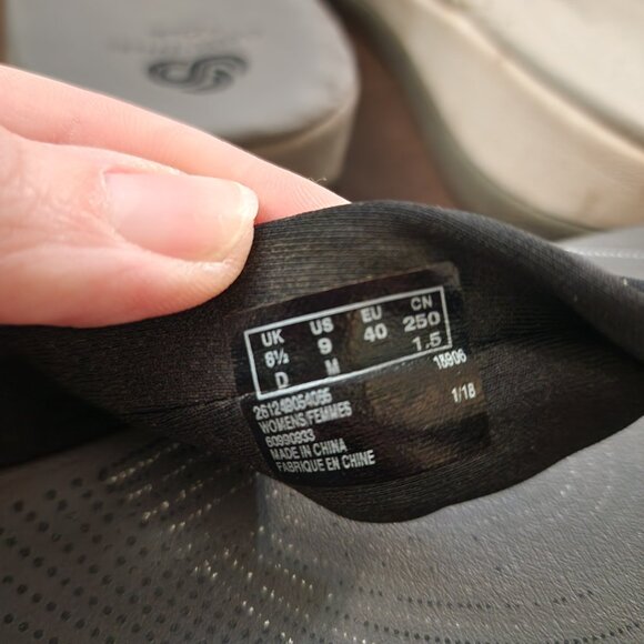 Clarks Cloudstepper Sandals (2 Pairs - 1 Black, 1 Grey) - Women's Size 9 - Picture 4 of 5